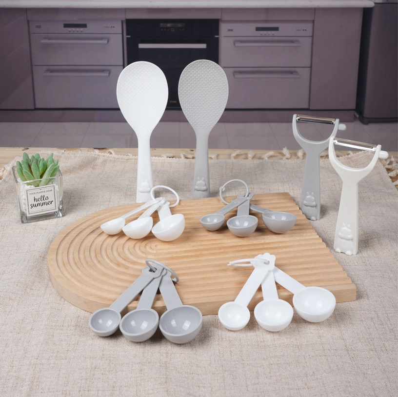 plastic measuring cups and spoons