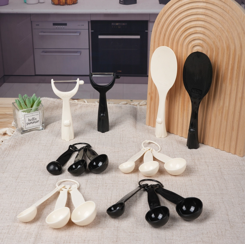 cat measuring cups and spoons